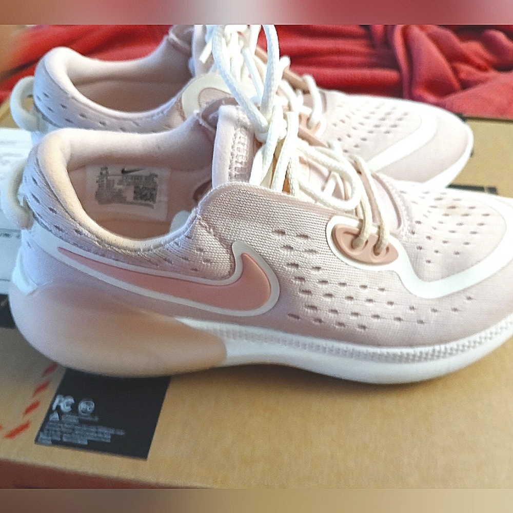 Woman 6.5 Nike  Dual Run Sneaker Echo Pink/White